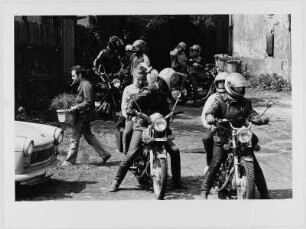 Jugendliche mit Motorrädern
