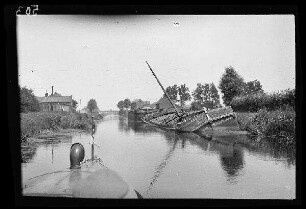 Bei Douai (Dep. Nord, Frankreich): "am Kanal: versunkenes Schiff" am Rand