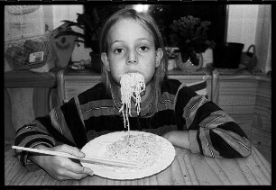 Ein Mädchen ißt Spaghetti