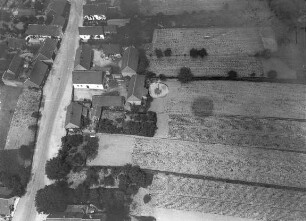 Burgkemnitz bei Bitterfeld; auf dem Feld rechts der Ballonschatten