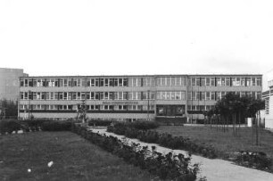 Coswig, Otto-Buchwitz-Straße (Melanchthonstraße) 10. Nikolai-Ostrowski-Schule (Gymnasium, um 1980)