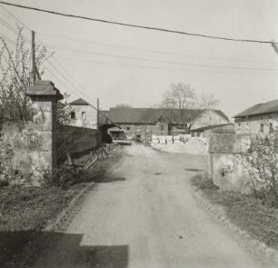 Arnsdorf-Kleinwolmersdorf. Rittergut (1720). Einfahrt mit Torpfeiler und Mauerresten