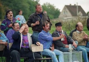 Zuschauer eines Fußballspiels, Lokal-Derby in Marienborn/Sachsen-Anhalt 1993