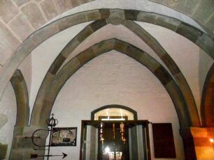 Stadtkirche-Langhaus Innen - Nebenkapelle mit Kreuizrippengewölbe und Schlußstein in Übersicht