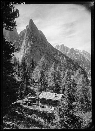 Gebirgslandschaft mit Hütte, eventuell Dachsteingebirge