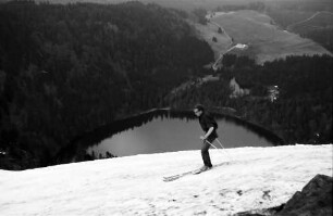 Feldberg: Letzte Skifahrer (Hintergrund Feldsee); am Hang zum Feldsee