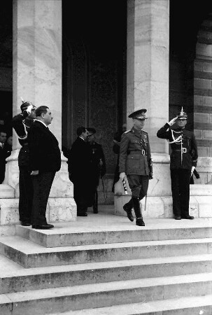 Craiova: Marschall [Ion Antonescu] kommt aus der Kathedrale