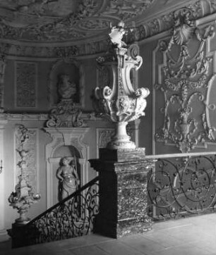 Innsbruck. Landhaus. Treppenhaus. Vase und Wanddekoration (um 1728)