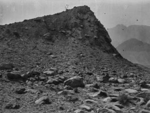 Hügel : Ein Hügel aus Gesteinsmaterial, vermutlich eine Möräne im Tian Shan Hochgebirge
