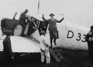 Szene aus dem Dokumentarfilm "Flugbetrieb auf dem Flughafen Dresden-Kaditz": Passagiere ensteigen einem Flugzeug