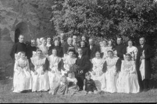 Sorbische katholische Hochzeit in Radibor. Das Brautpaar mit Verwandten. : Serbski katolski kwas w Radworju. Kwasny por z přiwuznymi.