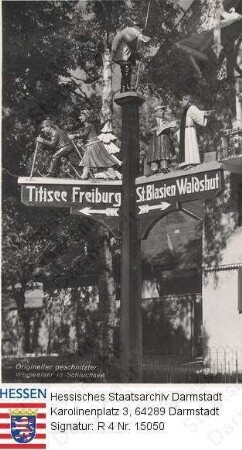 Schwarzwald, Schluchsee / geschnitzter Wegweiser nach Titisee Freiburg / St. Blasien Waldshut