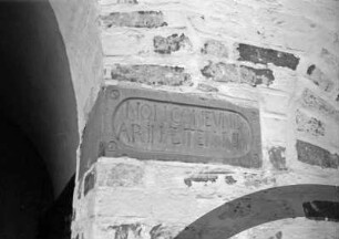 Gut Jersbek: Torhaus: Detailaufnahme: Torbogen: Kämpferstein mit Inschrift