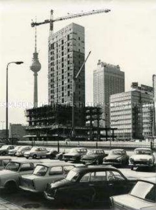 Errichtung des "Haus des Reisens" am Alexanderplatz in Berlin