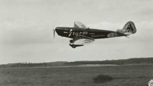 Sportflugzeug Klemm L-30 der SA-Fliegersturm-Staffel beim Start vom Flugplatz Dresden-Heller (mit Reklame der Sturm-Zigarettenfabrik Arthur Dreßler Dresden)