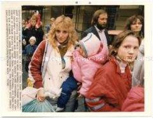 Exodus of East Germany Prag 1989 - Junge DDR-Flüchtlinge auf dem Bahnhof in Prag warten auf den Zug nach Westdeutschland, 2. Flüchtlingswelle November 1989