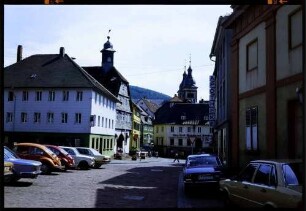 Amorbach: Straße mit Türmen der Abteikirche