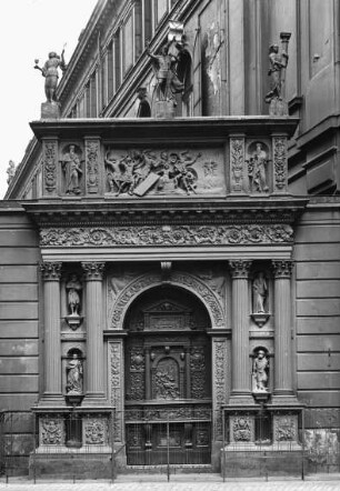 Dresden, Portal am Jüdenhof (ehem. Portal der Schlosskapelle); Entwurf eventuell von Giovanni Maria da Padova und Johann Agania; 1738 von Schloßkapelle entfernt, ab 1864 neben der Hauptfassade des Johanneums; Rückführung an ursprünglichen Ort vorgesehen