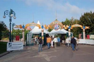 Paris - Disneyland : Eingang zur Sicherheitskontrolle, Park Disneyland Paris, 2006