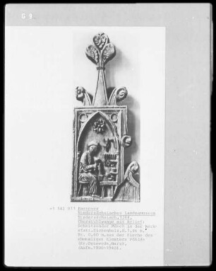 Chorgestühlwange mit schnitzendem Mönch in der Werkstatt, aus der Kirche des ehemaligen Klosters Pöhlde (Kr. Osterode, Harz)
