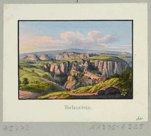 Die Stadt und die Burg Hohnstein vor der Felsenlandschaft der Sächsischen Schweiz vom Galgenberg im Norden aufgenommen