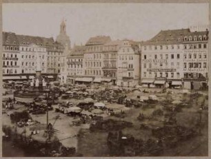 Dresden-Altstadt. Altmarkt mit Markttreiben. Blick zur Kuppel der Frauenkirche (1726-1743; G. Bähr)