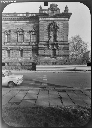 Leipzig-Zentrum, Georgi-Dimitroff-Platz (Simsonplatz) 1. Reichsgericht (1888-1895; L. Hoffmann, P. Dybwad). Straßenfront (Teilansicht)