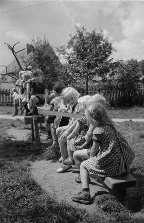 Jahna. LPG-Kindergarten. Kinder auf einer Wippe