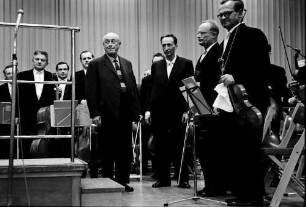 Donaueschingen: Donaueschinger Musiktage; auf dem Podium: Dr. Strobel, Rosbaud