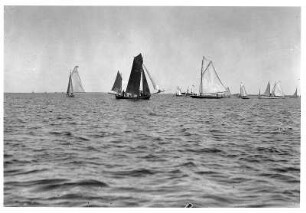 Segelschiffe auf offener See