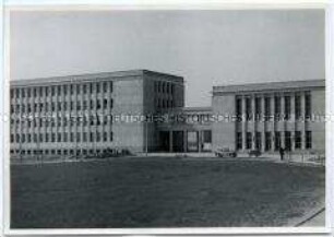 Die Betriebsberufsschule des Mansfeld Kombinates "Wilhelm Pieck" (Zweijahrschule) in Eisleben