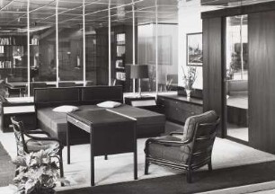 Ausstellungskoje mit Schlafzimmermöbeln und Schreibtisch