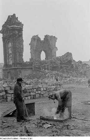 Trümmerbeseitigung vor der Ruine der Frauenkirche