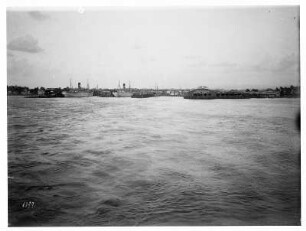 Colon, Panama. Blick von Bord eines Kreuzfahrtschiffes auf Hafen mit Passagierdampfern