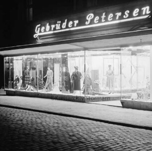 Gebrüder Petersen: Textilhaus: Besttorstraße, Ecke Hude: erleuchtete Schaufenster: darüber Firmenname als Leuchtreklame: im Dunkeln