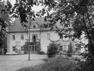 Schirgiswalde-Kirschau-Crostau. Schloss Crostau (1. Hälfte 18. Jahrhundert, um 1860 Umbauten). Gartenansicht (Teilansicht)