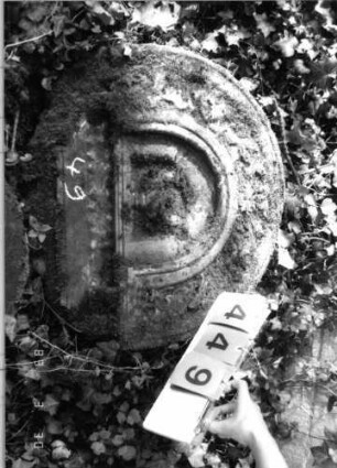 Grabstein 449 (Index: 99791961) Zustand: Fragment Maße HxBxT: 53x63x14 cm Besonderheit: kein Formblatt vorhanden: Grabstein 449