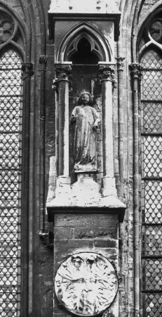 Halberstadt, Dom St. Stephanus und St. Sixtus, Figur an einem nördl. Strebepfeiler, Engel ?