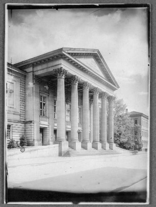 Vorm Theater in Meiningen