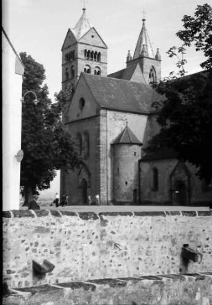 Breisach: Münster mit Mauer der Auffahrtsstraße