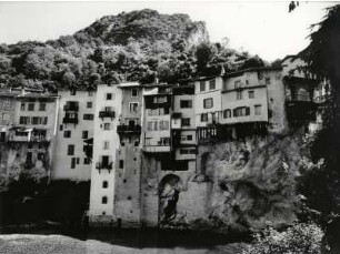 Unten die Bourne, darüber das auf Felsen gebaute Städtchen Pont-en-Royans, Vercors