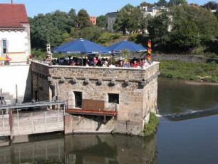 Gasthaus direkt an der Grenze, Flussmitte der Neiße, rechts Polen