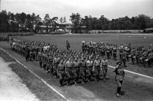 Bukarest: 1. Staatsjugendtag, Vorbeimarsch der Premilitari