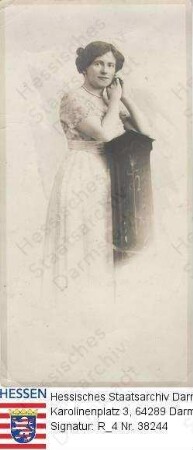 Tiedemann, Gwendoline v. geb. Clarke (1876-1961) / Porträt, stehend, Kniestück