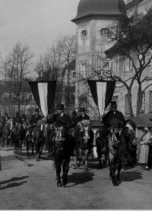 Osterreiten in der Oberlausitz. Die Ostereiter reiten in Wittichenau los. Hier die Spitze des Zuges mit dem Lamm