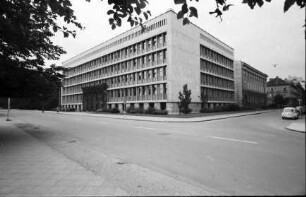 Laibach, Ljubljana: figurenfreudiges Hauptportal des Slowenischen Parlaments, Gesamtansicht des Parlaments