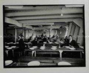 Speisesaal des Zwischendecks eines Hapag-Passagierdampfers