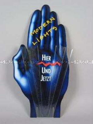 Werbeaufsteller mit Werbeaufdruck von "Peter Stuyvesant Modern Lights"-Zigaretten, Hand