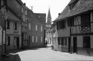Benfeld: Straße mit Kirchturm