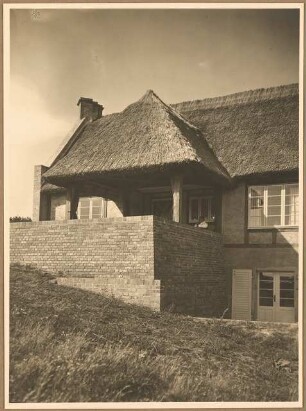 Sethe-Hof, Hiddensee-Kloster: Aussenansicht des reetgeddeckten Gebäudes mit überdachter Terrasse